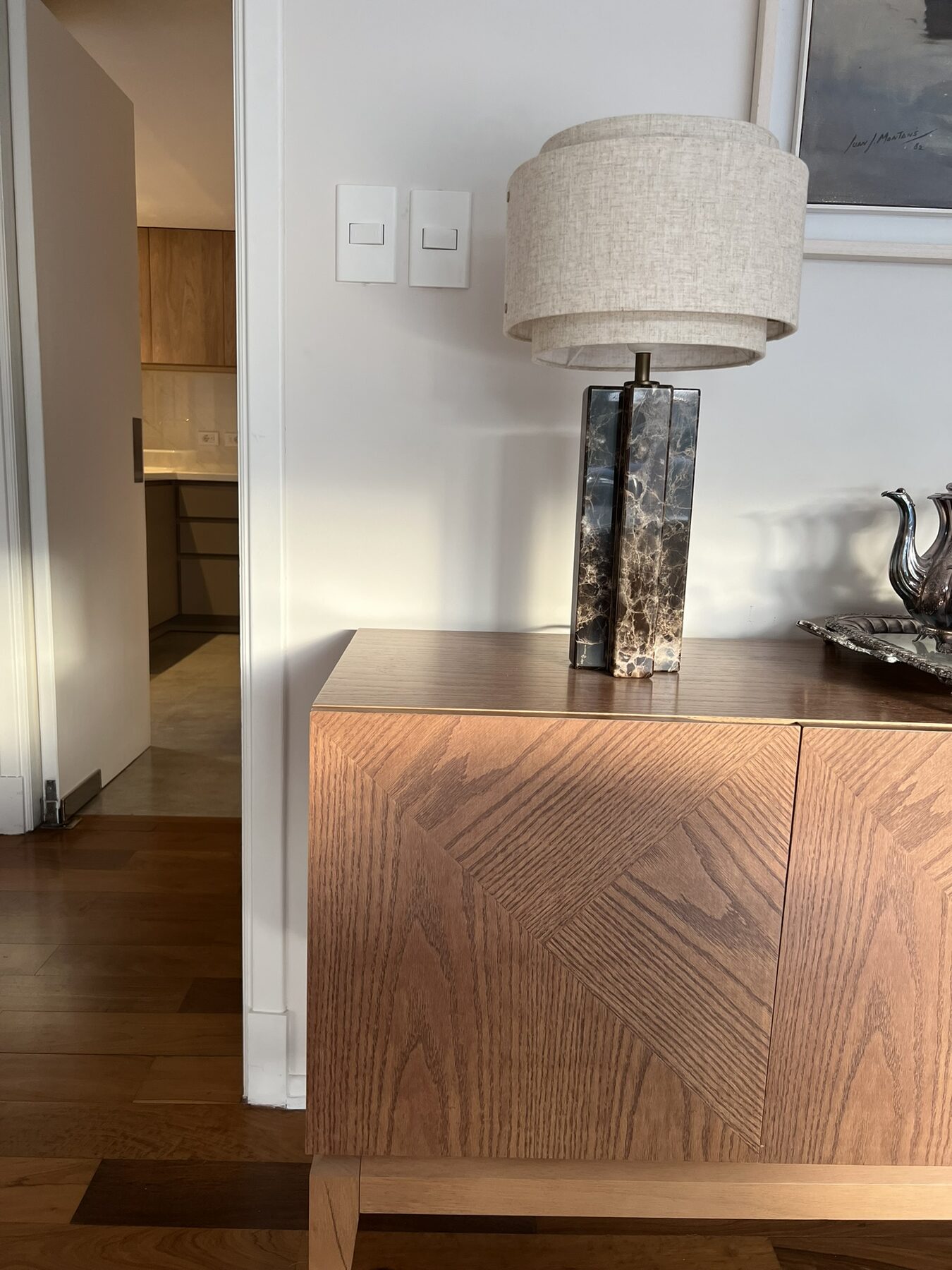 aparador de madera con lámpara de piedra