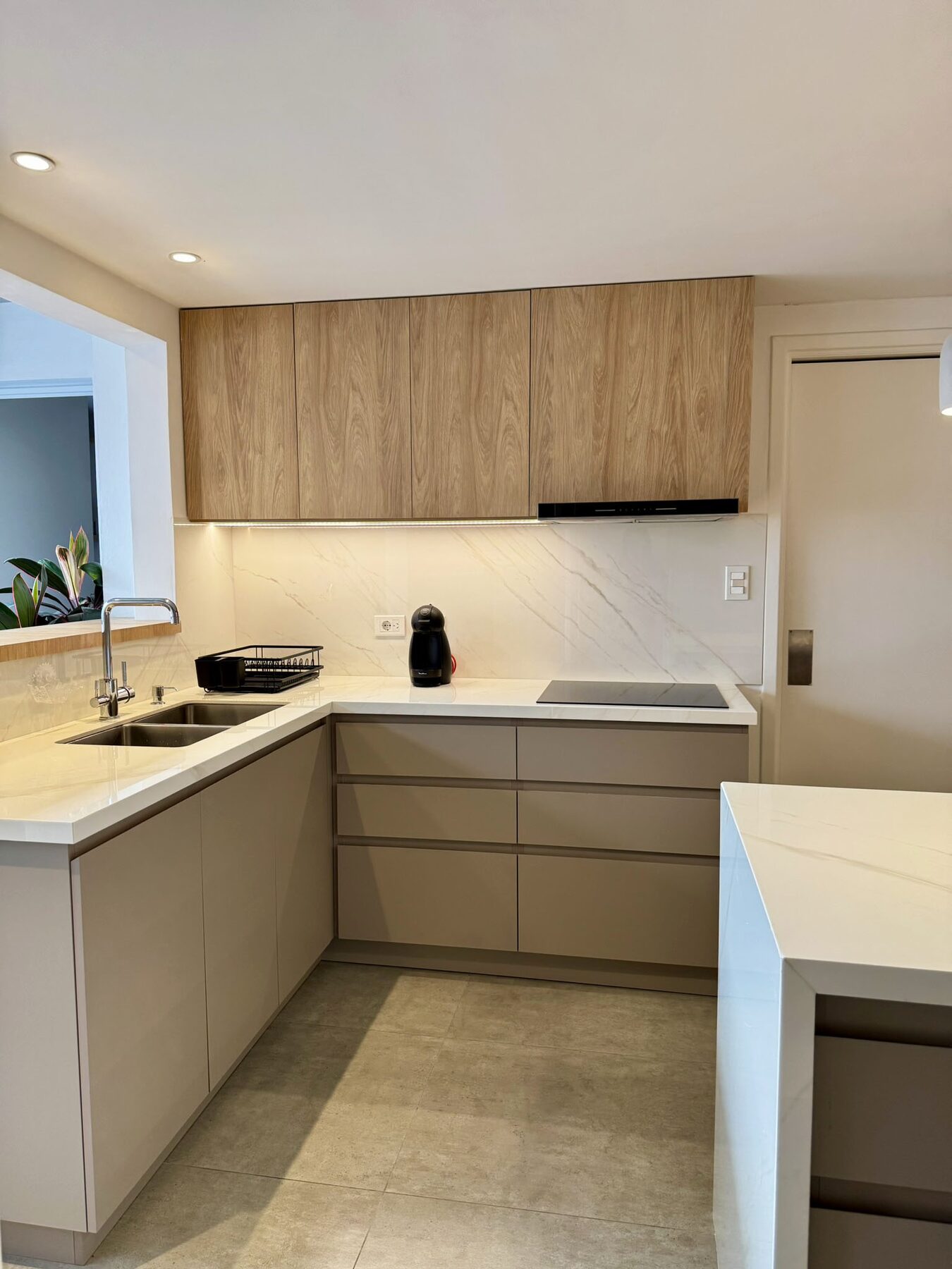 cocina en roble con mesada blanca