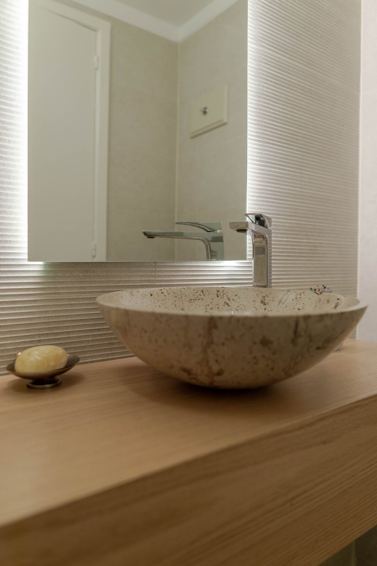 L-shaped kitchen with marble cladding